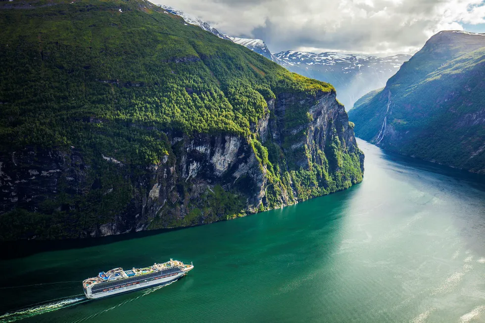 Cruiseskipet Sapphire Princess, eid av Princess Cruises, på vei ut Geirangerfjorden i Møre og Romsdal. Foto: Halvard Alvik / NTB scanpix