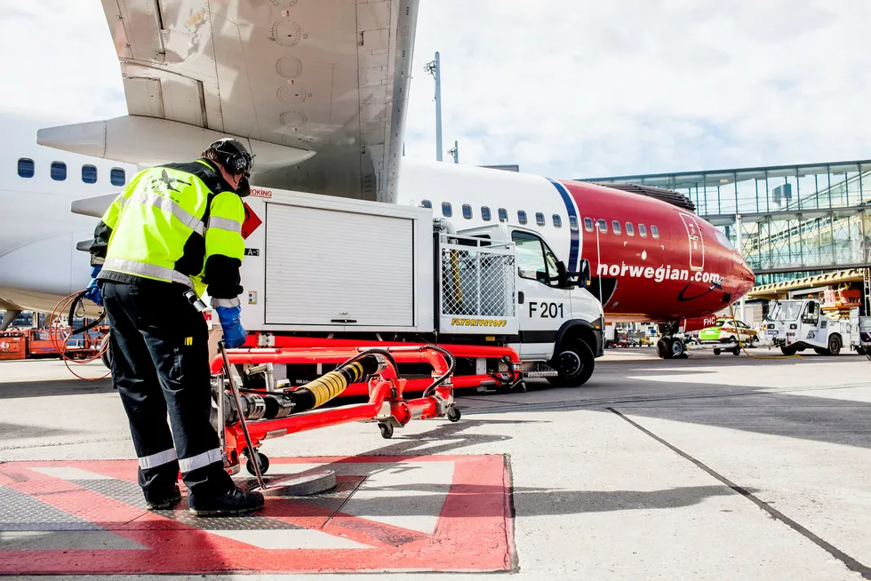 Norwegian bruker nær ti milliarder kroner årlig på å fylle tanken med drivstoff og får drahjelp av at oljeprisen har falt 30 prosent. Det kan også hjelpe investorene som i verste fall må inn med frisk egenkapital. Her fra Oslo lufthavn.
