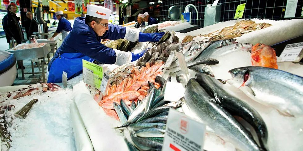 Mohamed Oussad jobber i fiskedisken på supermarkedkjeden Auchans butikk i Lille. Polen, Danmark og Frankrike var de største markedene for norsk sjømat i november.