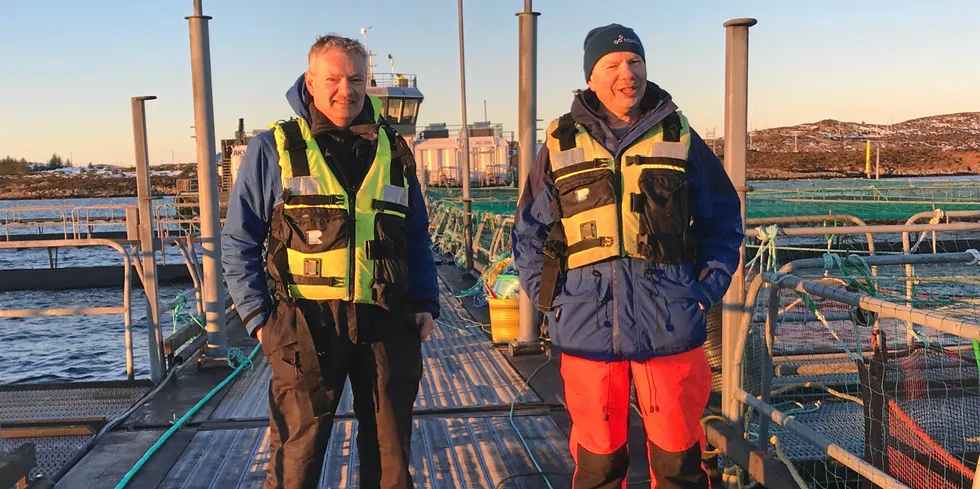 Styreleiar Nils Tore Karstensen (til venstre) og dagleg leiar Geir Karstensen driftar familieselskapet E. Karstensen fiskeoppdrett i lag. Dei har hatt ein god haust når det kjem til å unngå lus.