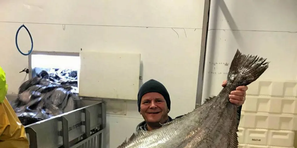 EN SVÆRING: Leif Kvivesen, daglig leder ved Andenes Fiskemottak, med en blåkveite på 21 kilo og lengde på 119 cm.Foto: Andenes Fiskemottak/Facebook