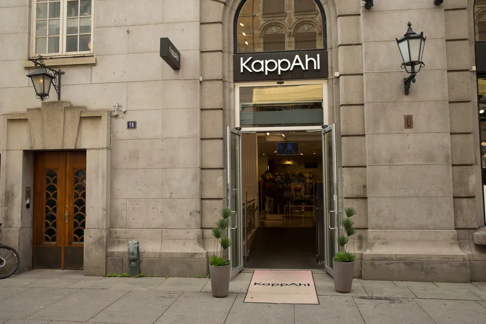 Den svenskeide klesbutikken Kappahl Norge fikk ni millioner kroner av den norske koronastøtten i 2020. I 2021 delte Kappahl ut 125 millioner kroner i utbytte. – Et normalt prinsipp, svarer styrelederen. Her fra kleskjedens butikk i Karl Johans gate i Oslo.