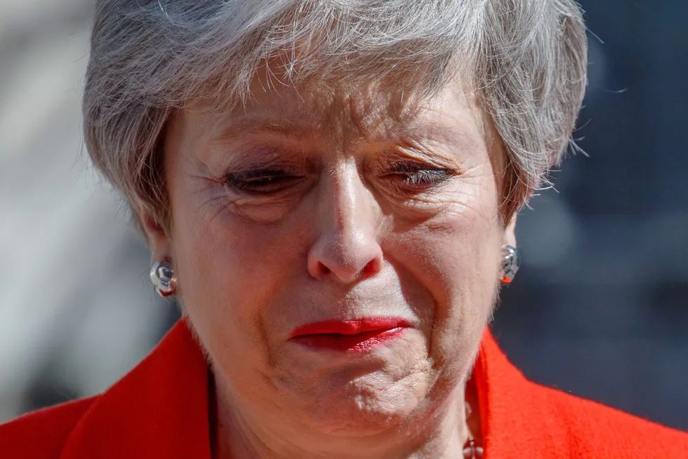 Sårbarhet, som det å vise følelser, bør ikke ses på som svakhet, skriver artikkelforfatterne. Theresa May felte noen tårer da hun trakk seg som statsminister i Storbritannia i 2019.