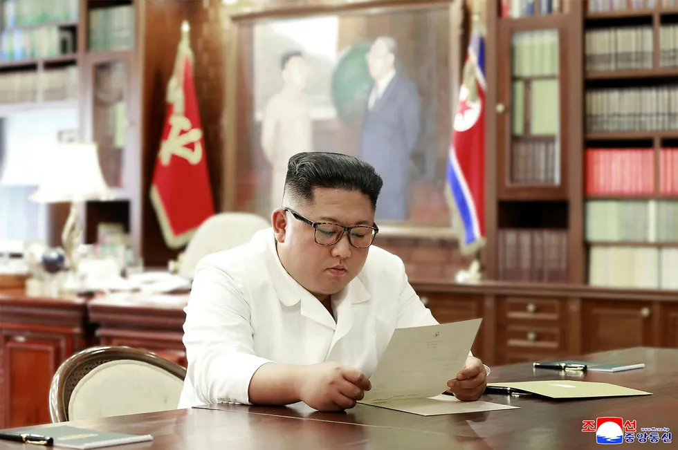 Dette bildet skal ifølge statlige medier i Nord-Korea vise Kim Jong-un som leser et brev fra USAs president Donald Trump.