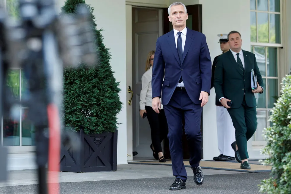 Natos generalsekretær Jens Stoltenberg på vei ut av Det hvite hus etter møtet med den amerikanske presidenten tirsdag. Der spurte Joe Biden ham igjen om å fortsette som Nato-sjef.