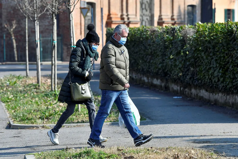 Tallet på covid-19-smittede i Italia har økt til 76, opplyser myndighetene. To personer har til nå mistet livet.