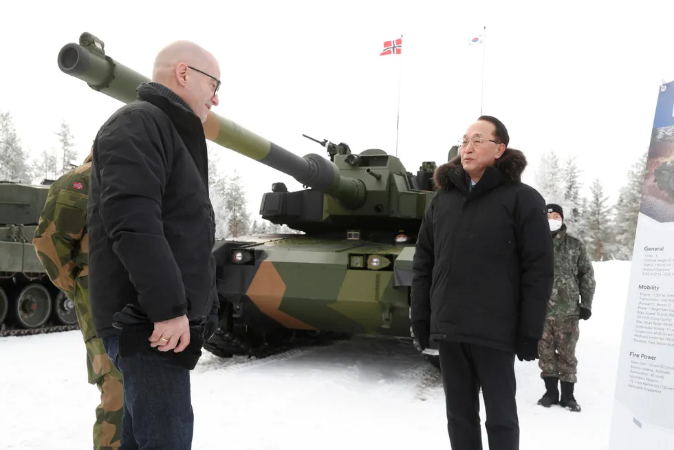 I februar i fjor sendte Hyundai Rotem to K2-stridsvogner for å delta i en test på vinterforhold i Norge. Her prater daværende forsvarsminister Roger Enoksen med Hyundai Rotems direktør for internasjonal forsvarsindustri, Eui-Seong Lee.