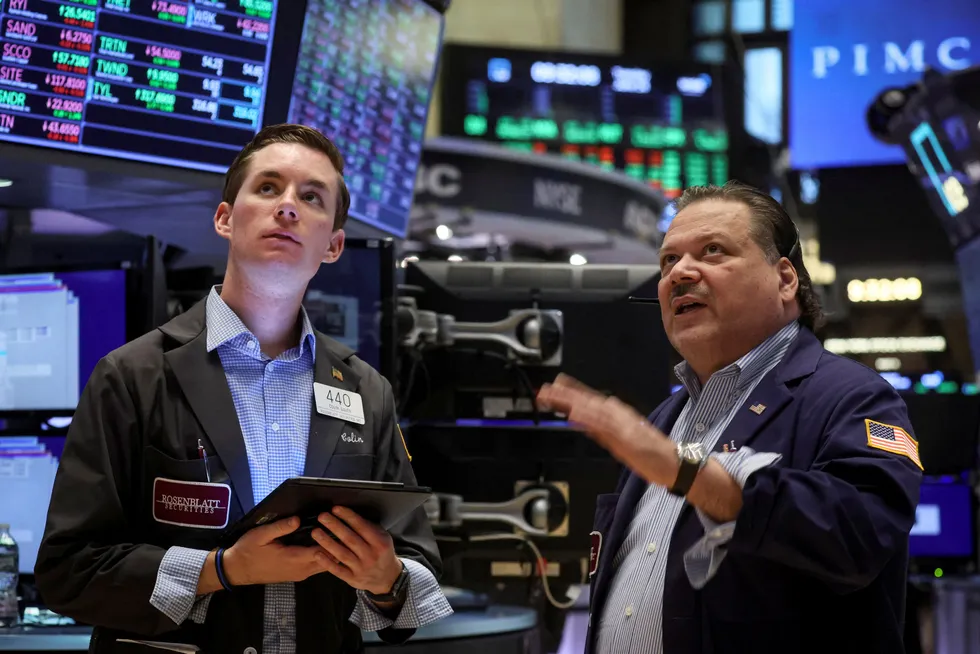 Wall Street svingte gjennom dagen, ettersom traderne i New York forsøkte å tolke sentralbanksjef Jerome Powell.