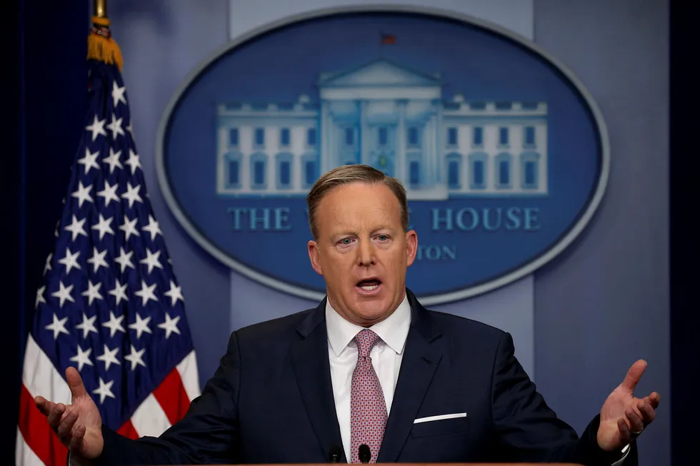 Pressetalsmann Sean Spicer holdt pressekonferanse mandag Det hvite hus. Foto: KEVIN LAMARQUE