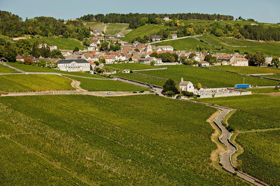 Volnay i Burgund med den innmurede monopolvinmarken Clos des Ducs oppe til bakken til høyre. Foto: Sune Eriksen