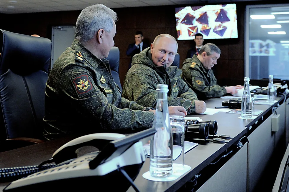 President Vladimir Putin i samtale med forsvarsminister Sergej Sjojgu.