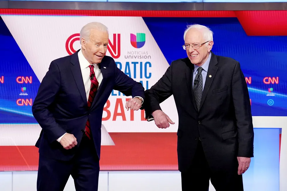 Jo Biden (til venstre) og Bernie Sanders diskuterte søndag hvem av dem som er best kvalifisert til å bli Demokratenes presidentkandidat.