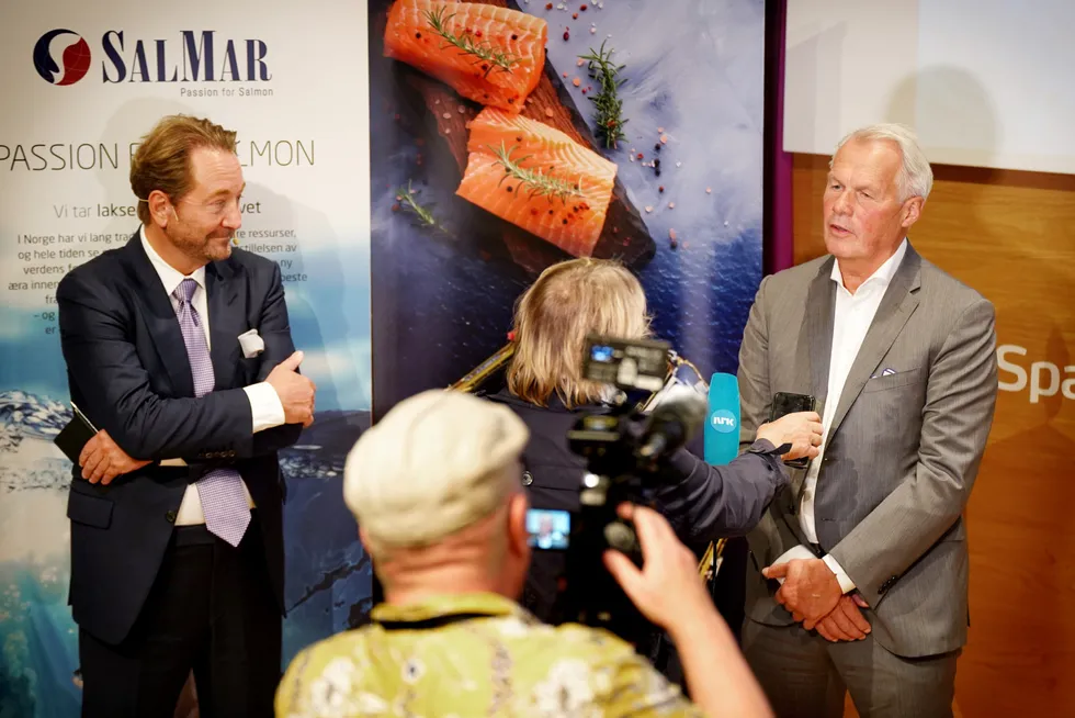 Kjell Inge Røkke og Gustav Witzøe blir intervjuet av NRK etter presentasjonen torsdag.