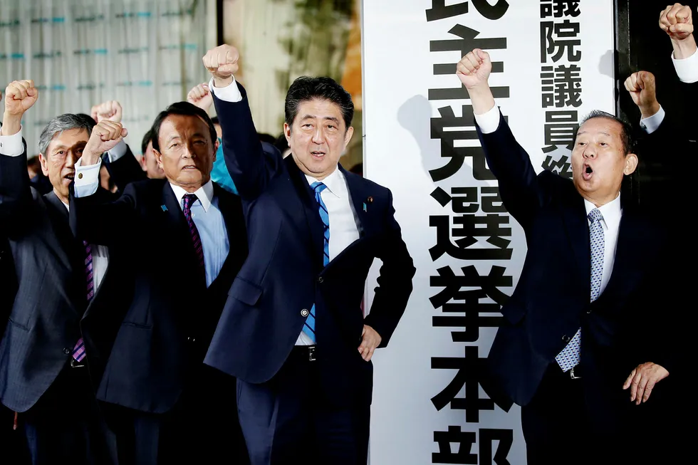 Japans statsminister Shinzo Abe (foran) driver valgkamp om dagen. Her ved partiets hovedkontor i Tokyo sammen sine partifeller. Foto: Toru Hanai/Reuters/NTB Scanpix