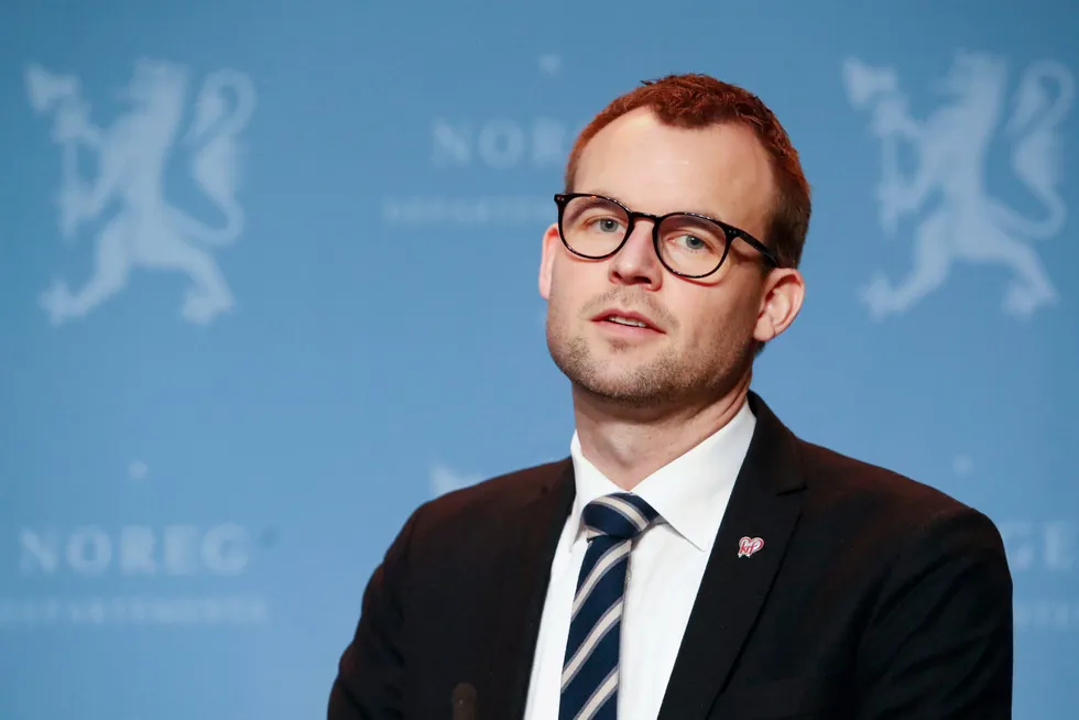 Tidligere barne- og familieminister Kjell Ingolf Ropstad var folkeregistrert på "gutterommet" hos foreldrene og fikk derfor bo skattefritt i pendlerbolig.