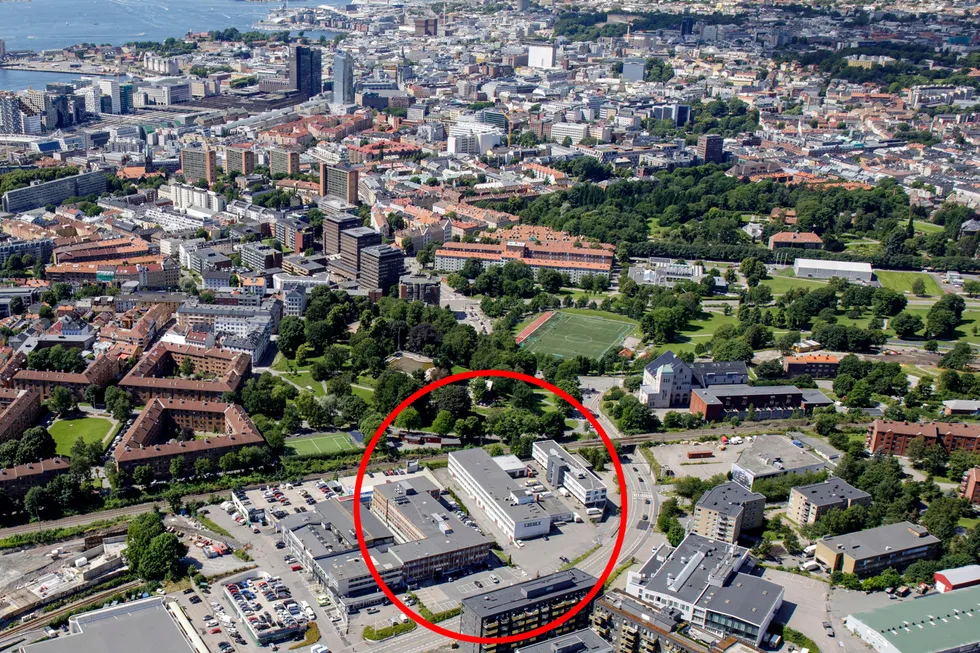 Flyfoto av Normannløkka på Ensjø, med Oslo sentrum i bakgrunnen, der det nye hovedkvarteret til NRK skal ligge. Planen er at det i forbindelse med det nye NRK-hovedkvarteret skal bygges en videregående skole.