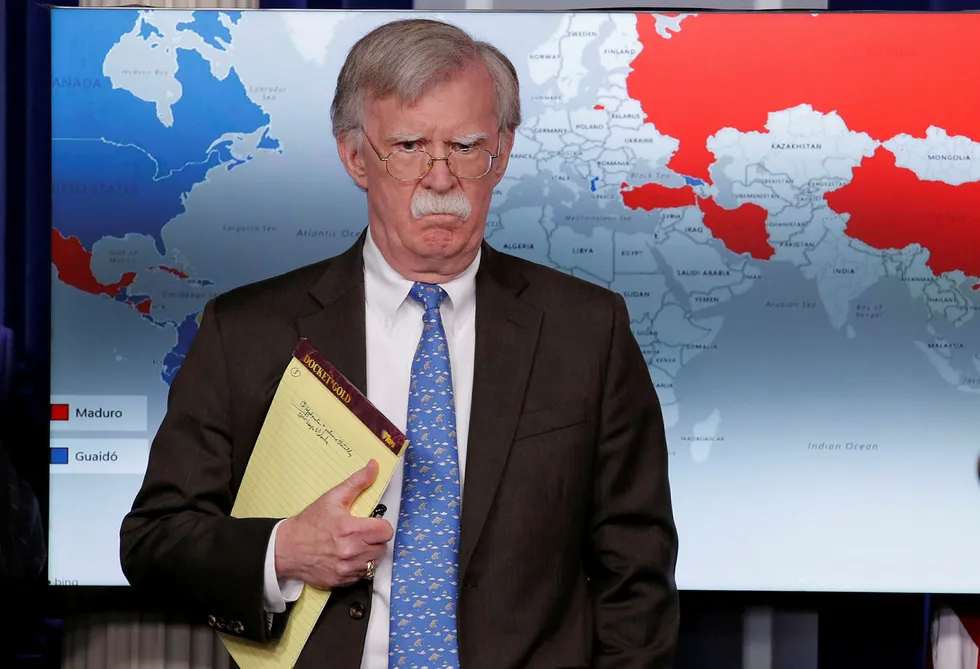 USAs nasjonale sikkerhetsrådgiver John Bolton advarer mot å «røre» Venezuelas opposisjonsleder Juan Guaidos.