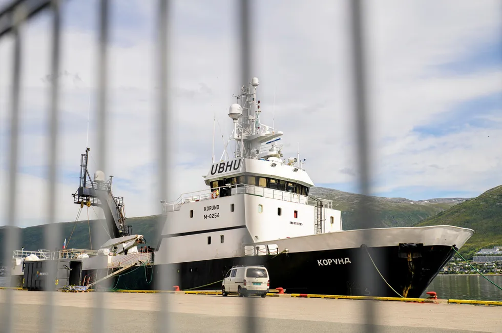 Den russiske fiskebåten Korund ligger til havn for service ved Breivika Terminal i Tromsø 20. juli 2022. Trålerne er mistenkt for å drive spionasje for russerne.
