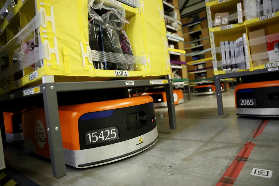 Amazons karakteristiske oransje roboter har bidratt til kraftig effektivitetsøkning på selskapets varelagre. Foto: Robert Galbraith/Reuters/NTB Scanpix