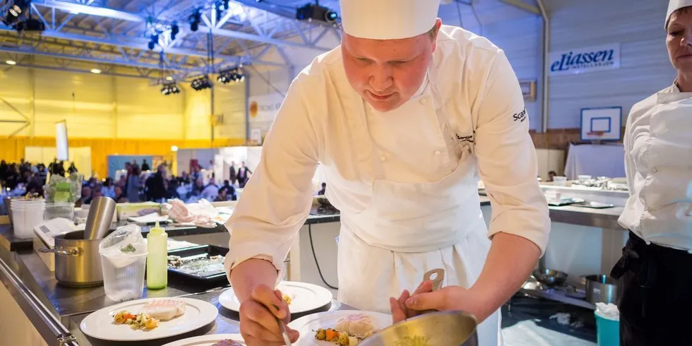 VINNERMAT Martin Trana Flak (21) fra Namsos serverte de internasjonale dommerne skrei med blomkål, coscos-smør, grønnsaker, potet med valnøtter og en luftig hollandes med gressløkolje. Foto: Simen G. Fangel