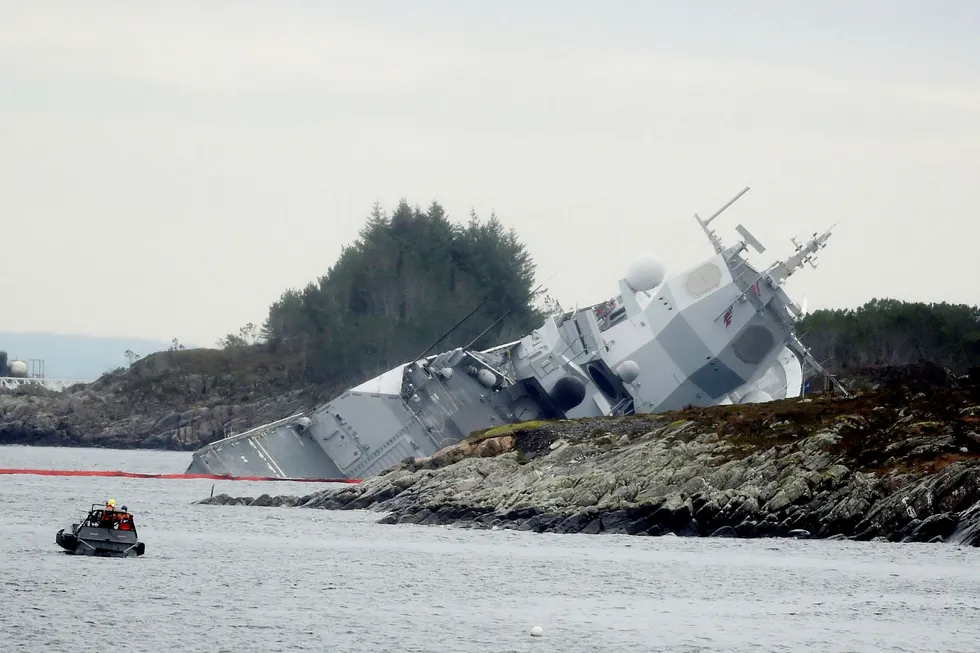 Fregatten KNM Helge Ingstad er evakuert og står i fare for synke etter en kollisjon med en tankbåt ved Stureterminalen i Øygarden. Alle i fregatten en evakuert.