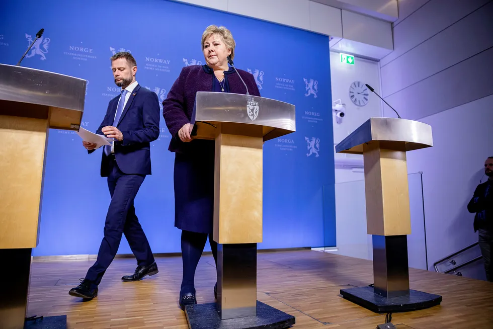 Statsminister Erna Solberg og helseminister Bent Høie tar koronaavgjørelser i regjeringens hittil ukjente utvalg. Her informerer de om koronatiltak ved Statsministerens kontor.