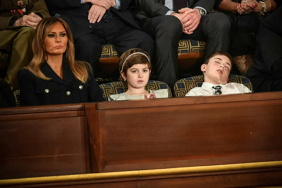 Joshua Trump (11) fikk sitte ved siden av førstedame Melania Trump og Grace Elin (10).