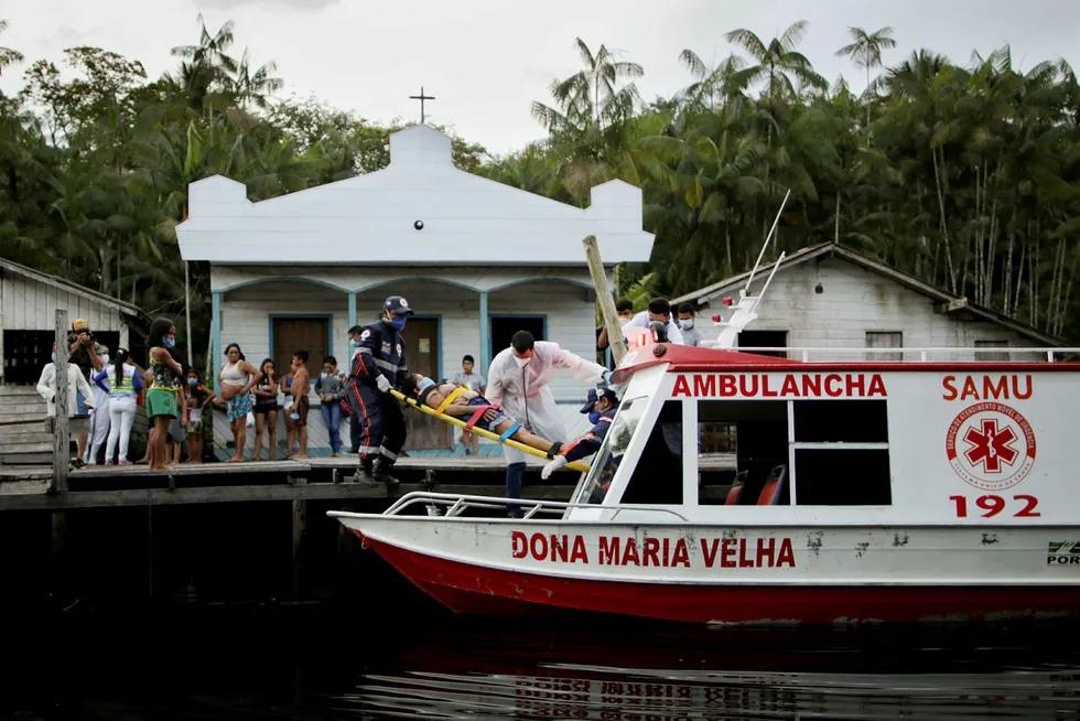 Maria Angela (56) bæres om bord i en ambulansebåt fra sitt hjem i elvesamfunnet Menino de Deus, dypt inne i Amazonas. Det er mange timer i båt til nærmeste sykehus.