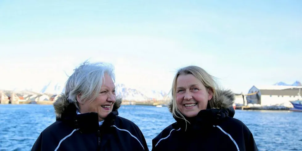 KONTROLL: Inger Lise Mørch og Erun Thesen er begge seniorinspektører i Fiskeridirektoratet på henholdsvis Svolvær- og Sortland-kontoret. Til sammen har de jobbet i direktoratet i 68 år.Foto: Silje Helene Nilsen