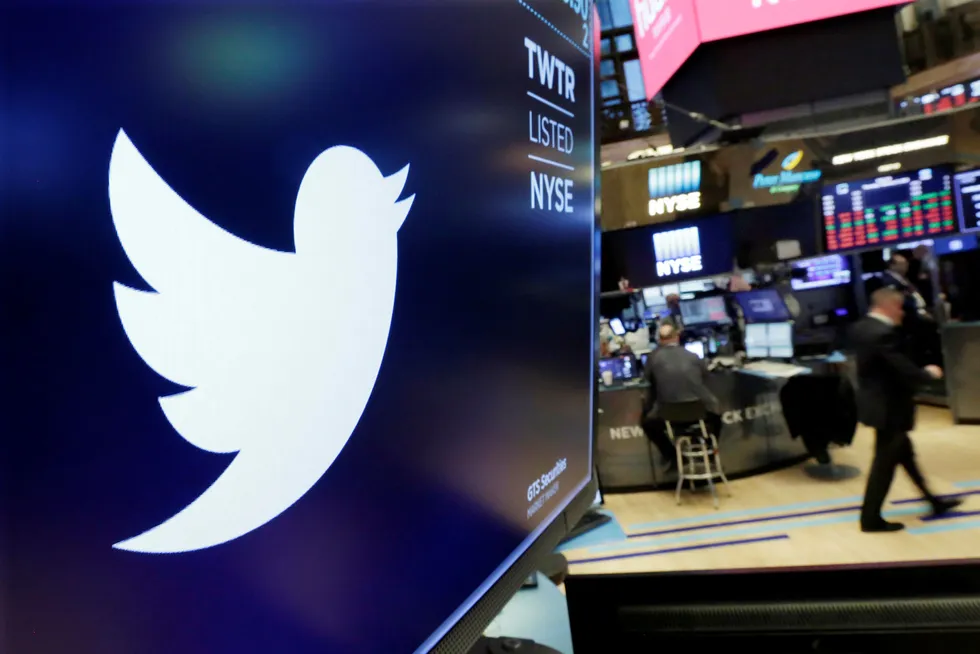 Lynmeldingselskapet Twitter stiger kraftig på New York-børsen, som ellers faller kraftig. Foto: Richard Drew/AP/NTB Scanpix