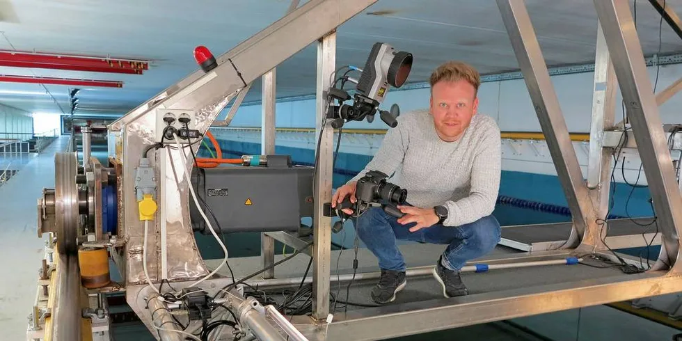 TESTTANK: Sivilingeniør Håvard Midtgård er en av flere teknikere som prøver ut ulike modeller i Stad Towing Tank.Foto: Nils Torsvik