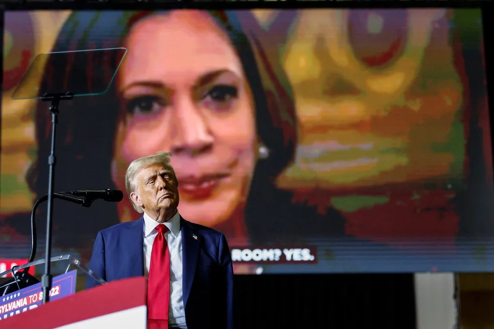 Neste uke er det valg i USA. Valgkampen tilspisser seg mellom tidligere president Donald Trump og nåværende visepresident Kamala Harris. Her fra et av Trumps valgkampmøter hvor han spiller av en video med Harris.