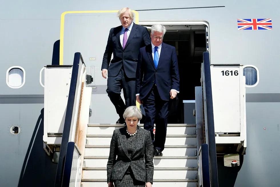 Tiden er i ferd med å renne ut for statsminister Theresa May og utenriksminister Boris Johnson. Forrige uke måtte på toppen av det hele forsvarsminister Michael Fallon (til høyre) gå av. Foto: Stefan Rosseau/AFP/NTB Scanpix