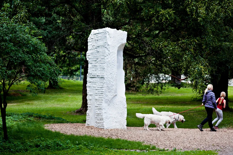 Skulpturene i Ekebergparken er et initiativ fra eiendomskongen Christian Ringnes og hans families stiftelse. Bildet viser kunstverket «Konkavt ansikt» av Hilde Mæhlum.