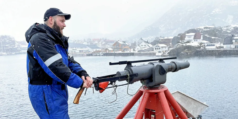 Skipper og fangstmann Thomas Alexander Dahl fra Svolvær gjør klar til årets hvalfangst med den familieeide båten «Kvalungen» på 16 meter.