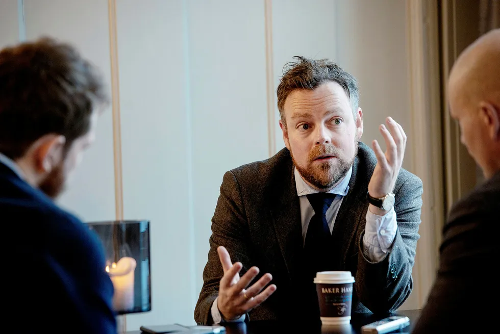 Næringsminister Torbjørn Røe Isaksen vil kartlegge hvordan store selskap styrer offentligheten.