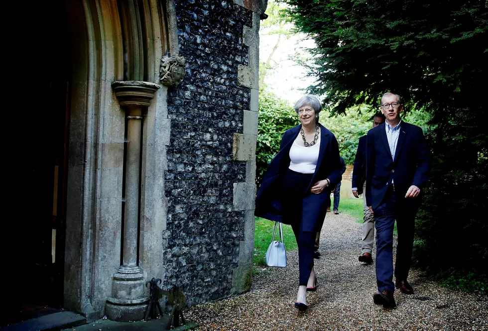 Britenes statsminister Theresa May og hennes mann Phillip dro på kirkebesøk i Sonning i Storbritannia søndag, tre dager etter valget hvor hun og partiet mistet flertallet i Underhuset. Foto: Stefan Wermuth/Reuters/NTB Scanpix