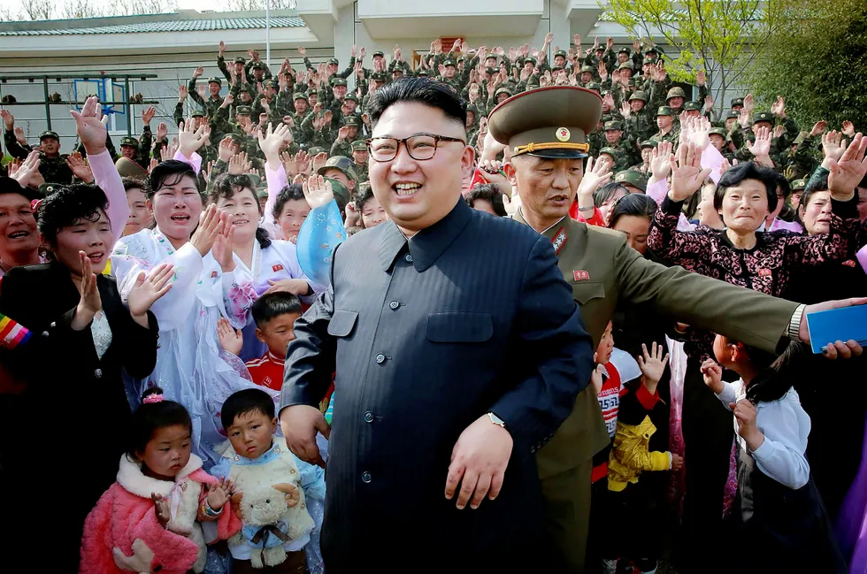 Spenningen stiger i Korea og fredag hevdet talsmenn for regimet til Kim Jong-un at USA vil forsøke å forgifte diktatoren. USAs president Donald Trump sier det er slutt på den «strategiske tålmodigheten» med Kim-regimet og har sendt en hangarskipsgruppe for å vise at han mener alvor. Foto: STR/AFP/NTB Scanpix