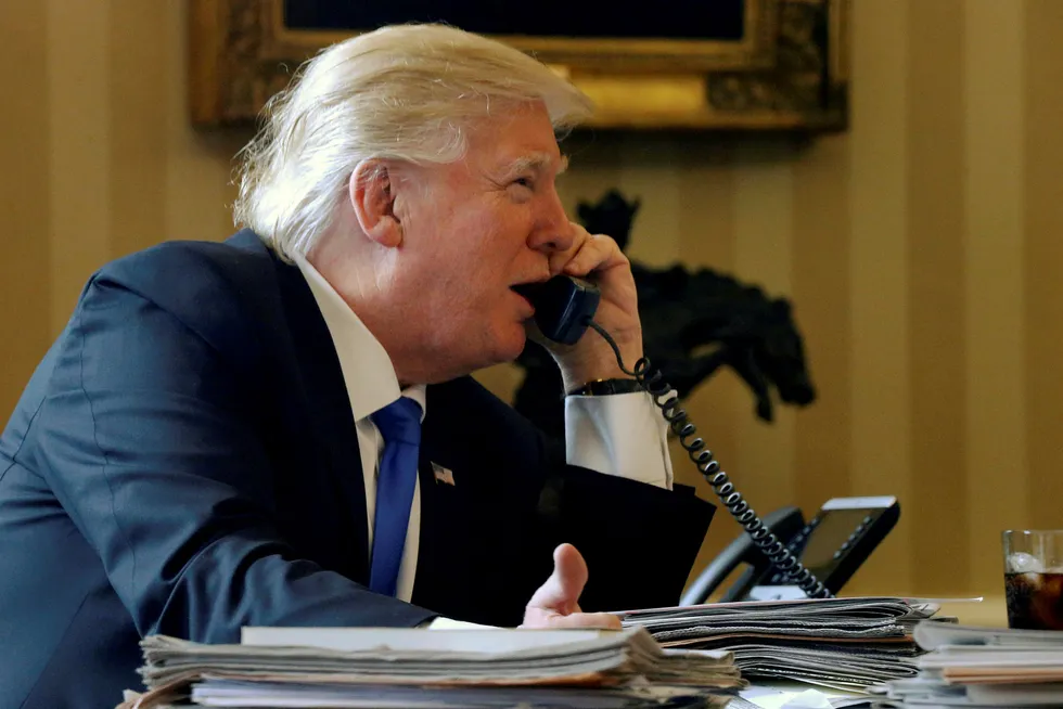 USAs president Donald J. Trump snakket med Russlands president Vladimir Putin på telefonen tirsdag kveld. Bildet er fra en telefonsamtale mellom de to i slutten av januar i år. Foto: Jonathan Ernst / REUTERS / NTB Scanpix