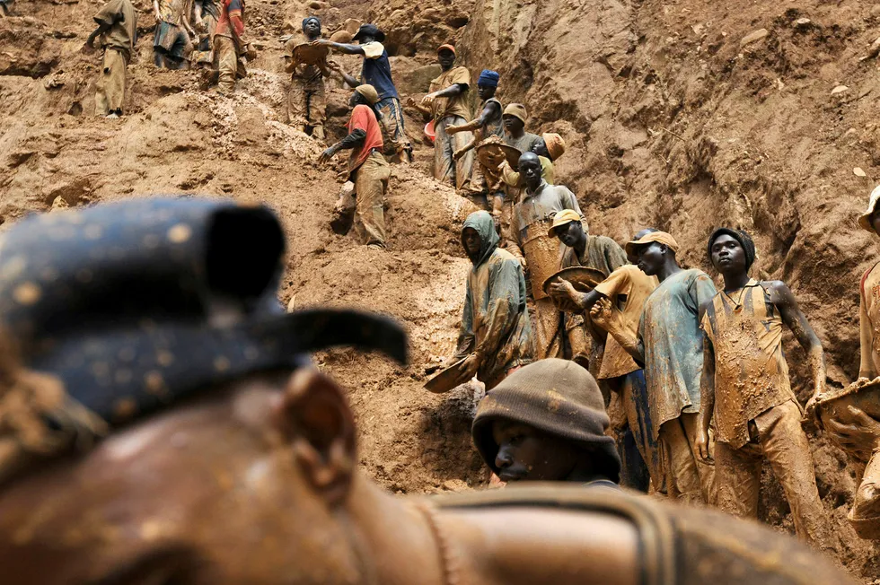 I dag foregår mesteparten av utvinning og produksjon av for eksempel litium i Chile, kobolt i Kongo og indium i Kina. Her et bilde fra Kongo, der konflikter ofte har oppstått som følge av uenighet knyttet til landets ressurser. Foto: Lionel Healing/AFP/NTB Scanpix