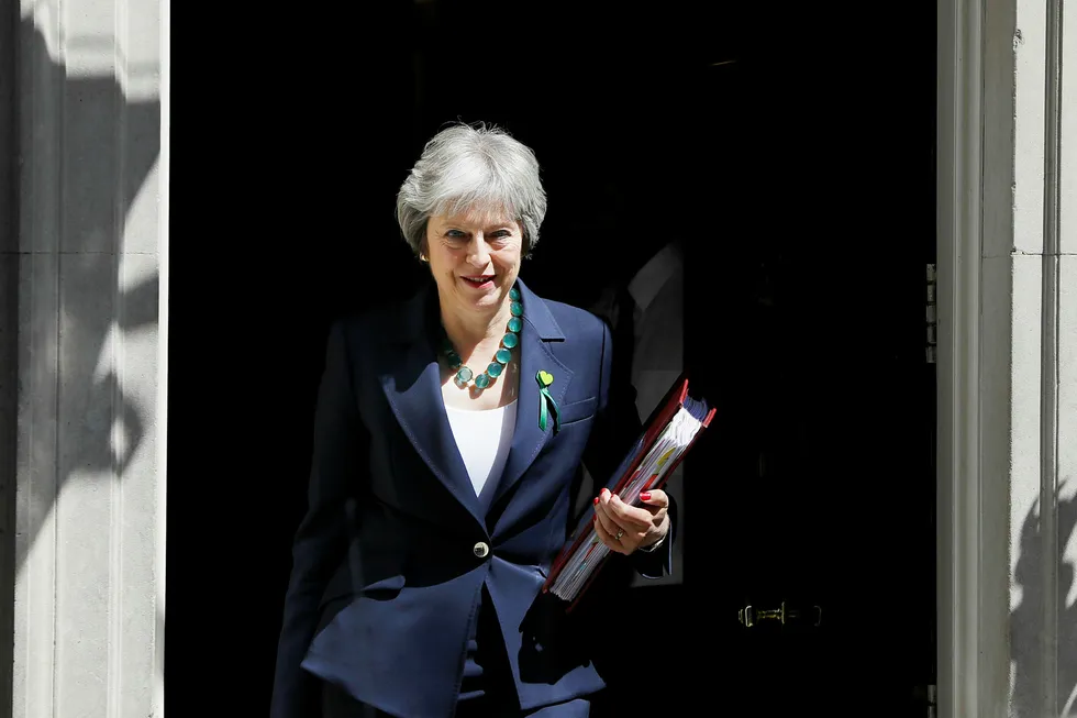 Britain's Prime Minister Theresa May leaves 10 Downing Street to attend the weekly session of PMQs at parliament in London, Wednesday, June 13, 2018. (AP Photo/Kirsty Wigglesworth) Foto: Kirsty Wigglesworth