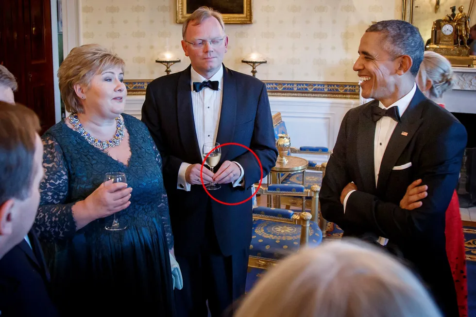 Sindre Finnes hadde på seg NHH-ringen da han og Erna Solberg i 2016 deltok på statsmiddag i Det hvite hus. Her i samtale med president Barack Obama.