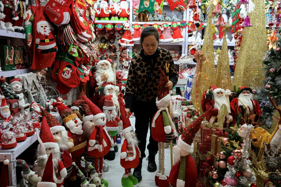 Julenissen har kommet tidlig til Kina i år. Nye økonomiske statistikker for november viser en solid vekst sammenlignet med i fjor, men det er betydelig usikkerhet på vei inn i 2024.