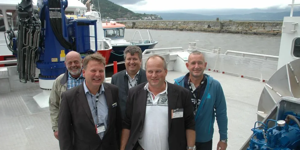 Rogaland Sjøtjeneste og Moen Marine om bord i nybåten. Fra venstre Jan Bringedal (Rogaland Sjøtjeneste), Terje Andreassen, Georg Nesset ( begge Moen Marine), Mikal O. Viga (Rogaland Sjøltjeneste), Michael Windfield daglig leder i Yes Maritime.