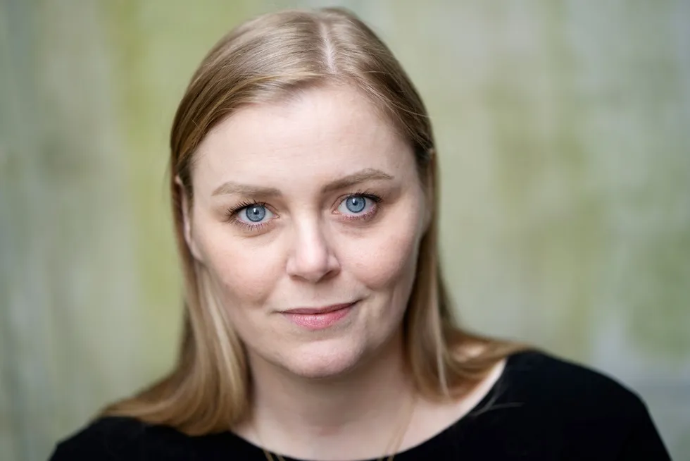Høyre-nestleder Tina Bru reagerer på næringsminister Jan Christian Vestres kalkulatorbruk i skattedebatten.