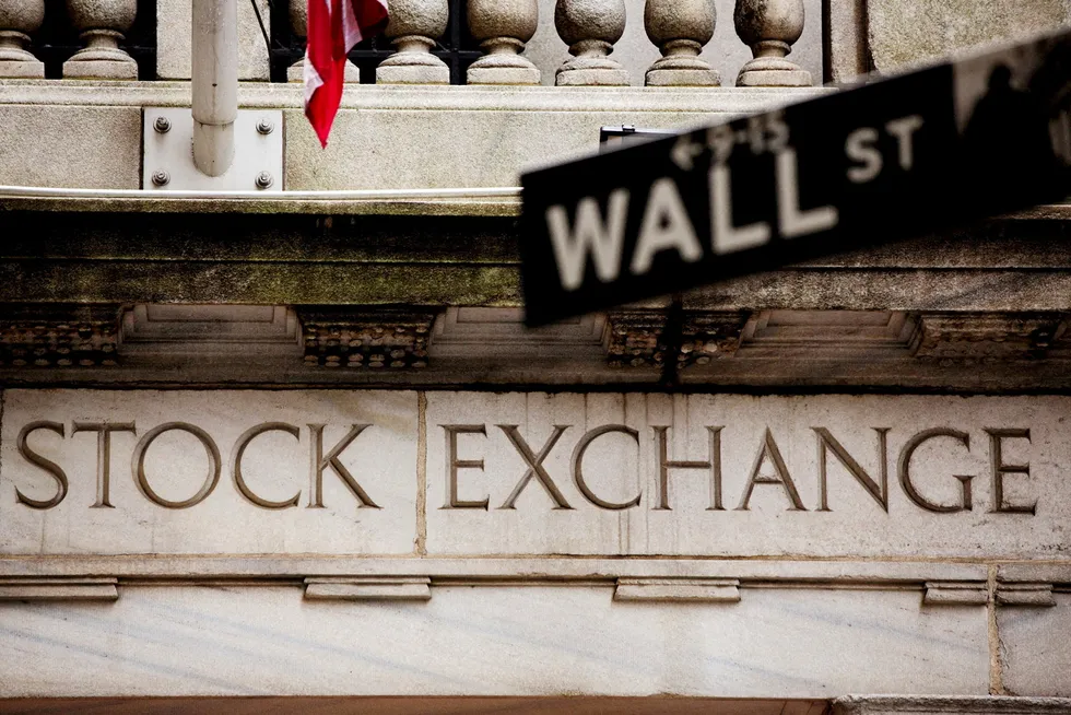 En forkortet handelsuke på Wall Street startet tirsdag.