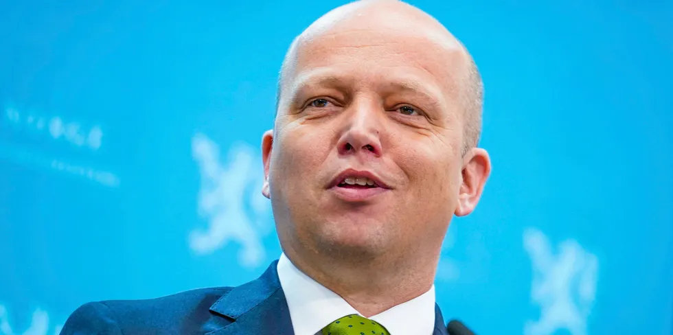Finansminister Trygve Slagsvold Vedum (Sp) lover strømstøtte i hele 2023.