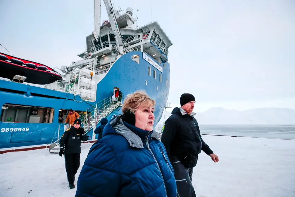 Norge mener EUs kvotefastsettelse er en krenkelse av norske rettigheter. Her fra tidligere statsminister Erna Solbergs besøk på Svalbard i fjor.