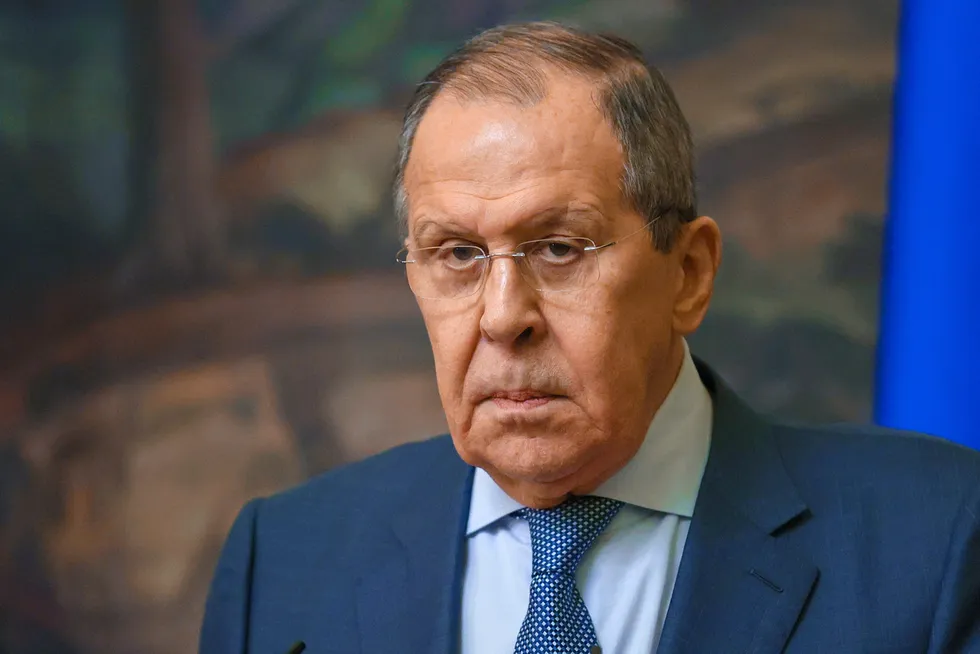 Russlands utenriksminister Sergej Lavrov sa mandag at fredssamtalene med Ukraina vil fortsette, men at han tror det er en reell fare for en tredje verdenskrig.