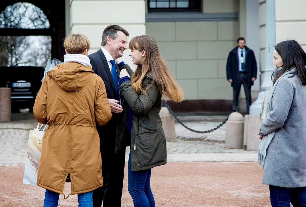 Tor Mikkel Wara får klemmer og gratulasjoner av kone og datter på slottsplassen etter at han ble utnevnt til ny justisminister i ekstraordinært statsråd på slottet. Foto: Gunnar Lier